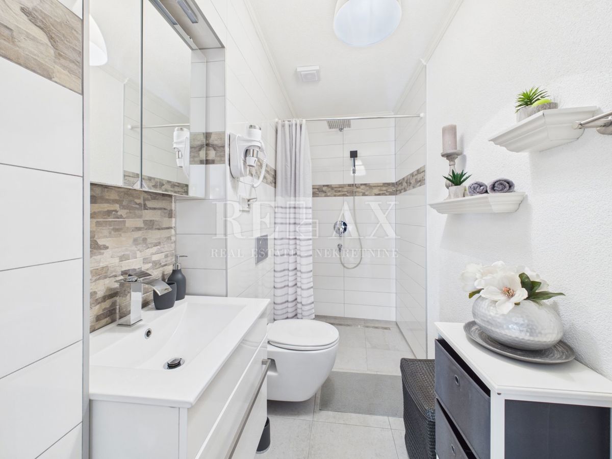 Bribir – Hiša z bazenom in tremi apartmaji