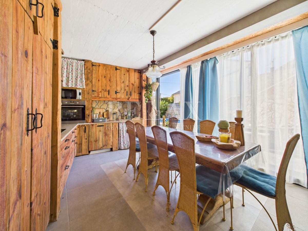 Bribir – Hiša z bazenom in tremi apartmaji