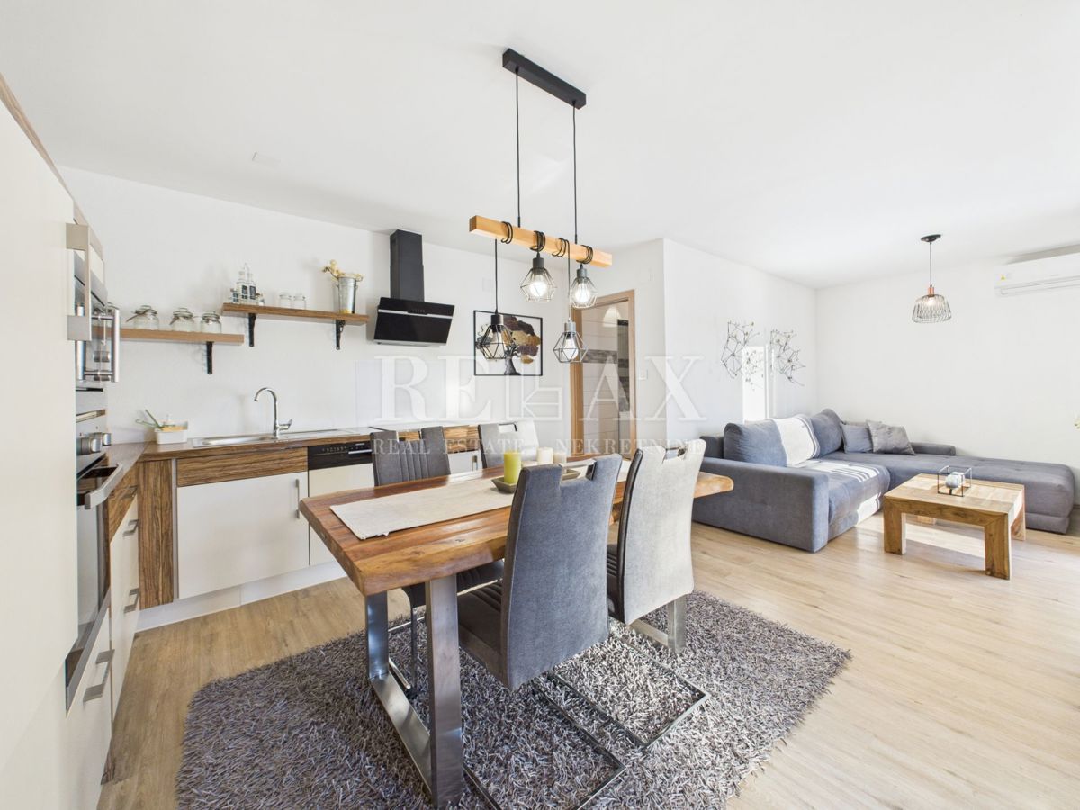 Bribir – Hiša z bazenom in tremi apartmaji