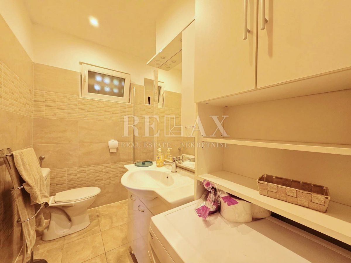 Crikvenica - dve hiši, garaža