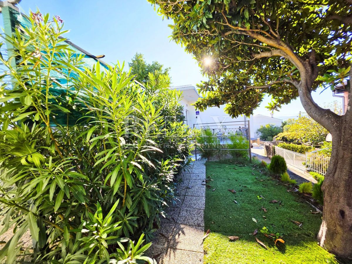 Crikvenica - dve hiši, garaža