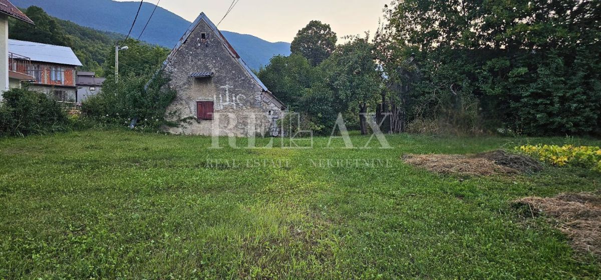 Krasno - hiša za prenovo z zemljiščem in dvema objektoma