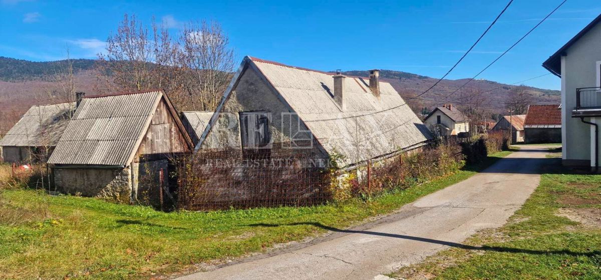 Krasno - hiša za prenovo z zemljiščem in dvema objektoma