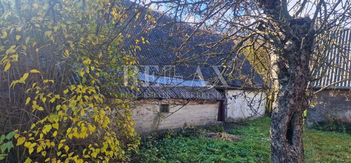 Krasno - hiša za prenovo z zemljiščem in dvema objektoma