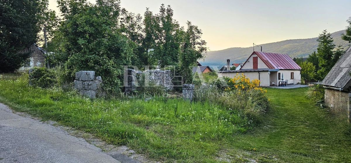 Krasno - hiša za prenovo z zemljiščem in dvema objektoma