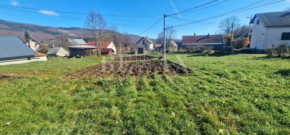 Krasno - hiša za prenovo z zemljiščem in dvema objektoma