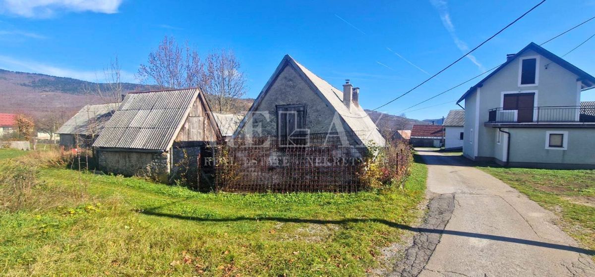 Krasno - hiša za prenovo z zemljiščem in dvema objektoma