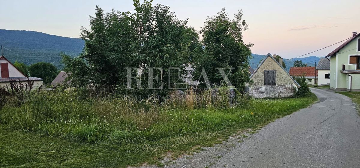 Krasno - hiša za prenovo z zemljiščem in dvema objektoma