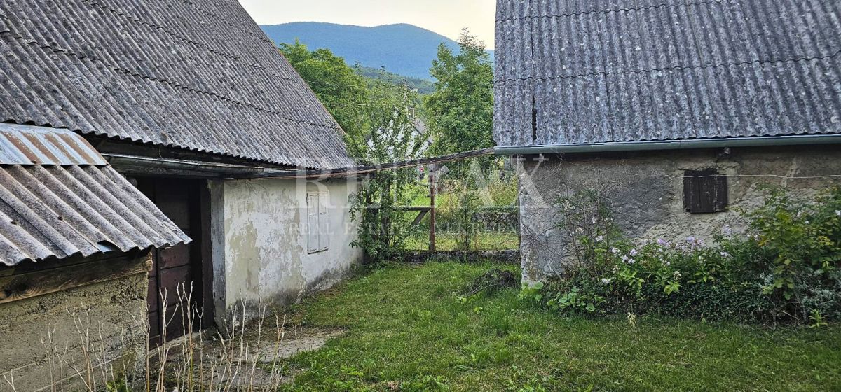 Krasno - hiša za prenovo z zemljiščem in dvema objektoma