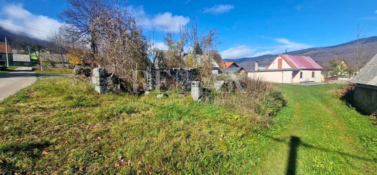 Krasno - hiša za prenovo z zemljiščem in dvema objektoma