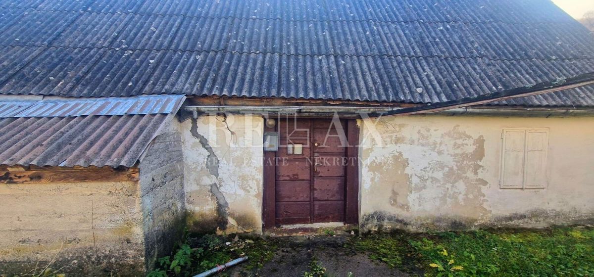 Krasno - hiša za prenovo z zemljiščem in dvema objektoma