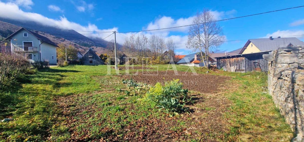 Krasno - hiša za prenovo z zemljiščem in dvema objektoma