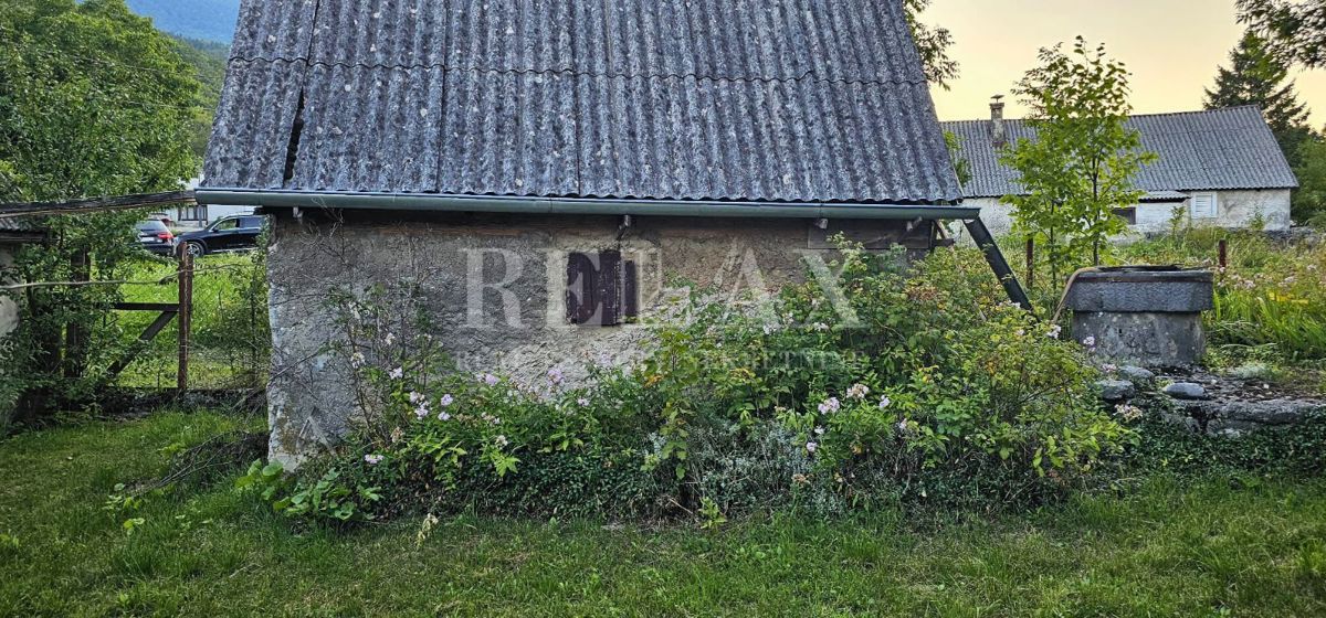 Krasno - hiša za prenovo z zemljiščem in dvema objektoma