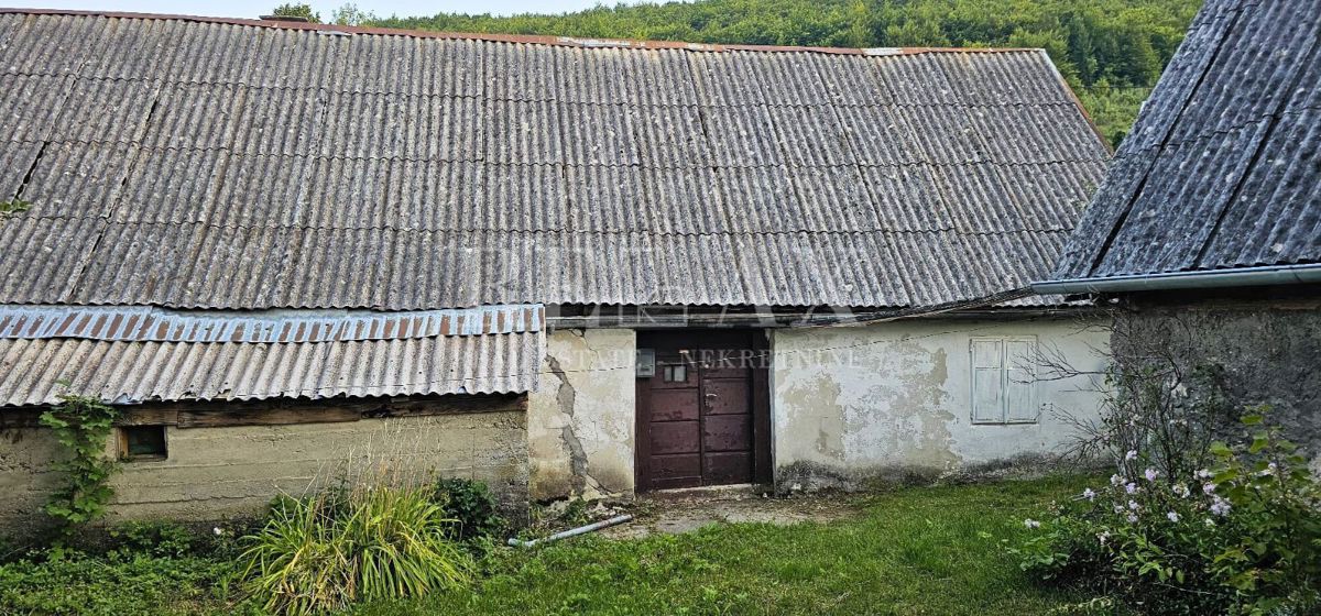 Krasno - hiša za prenovo z zemljiščem in dvema objektoma