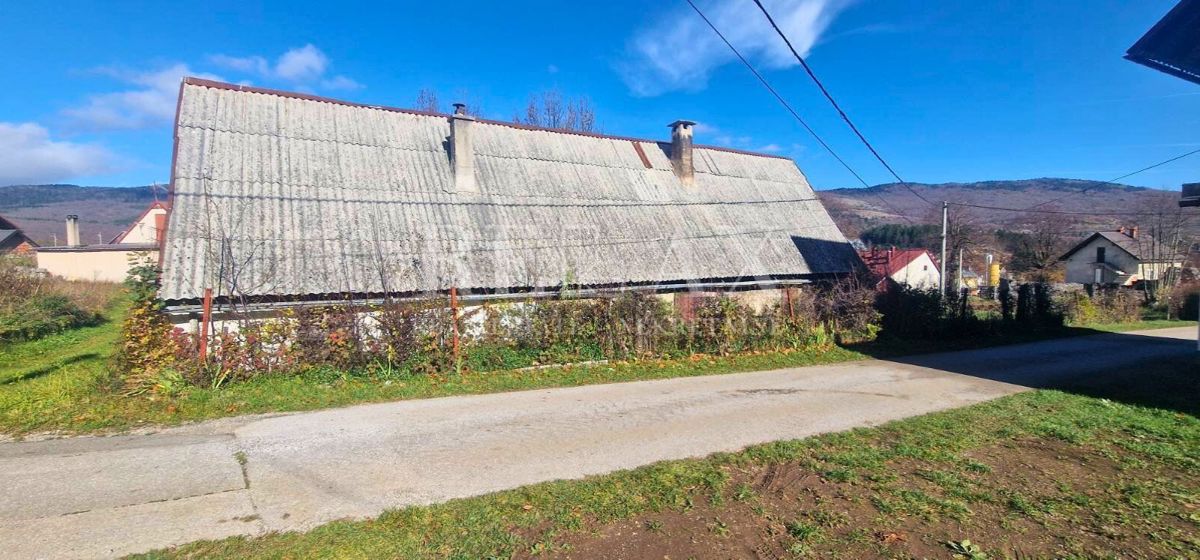 Krasno - hiša za prenovo z zemljiščem in dvema objektoma