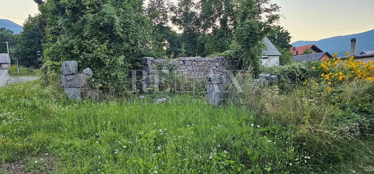 Krasno - hiša za prenovo z zemljiščem in dvema objektoma