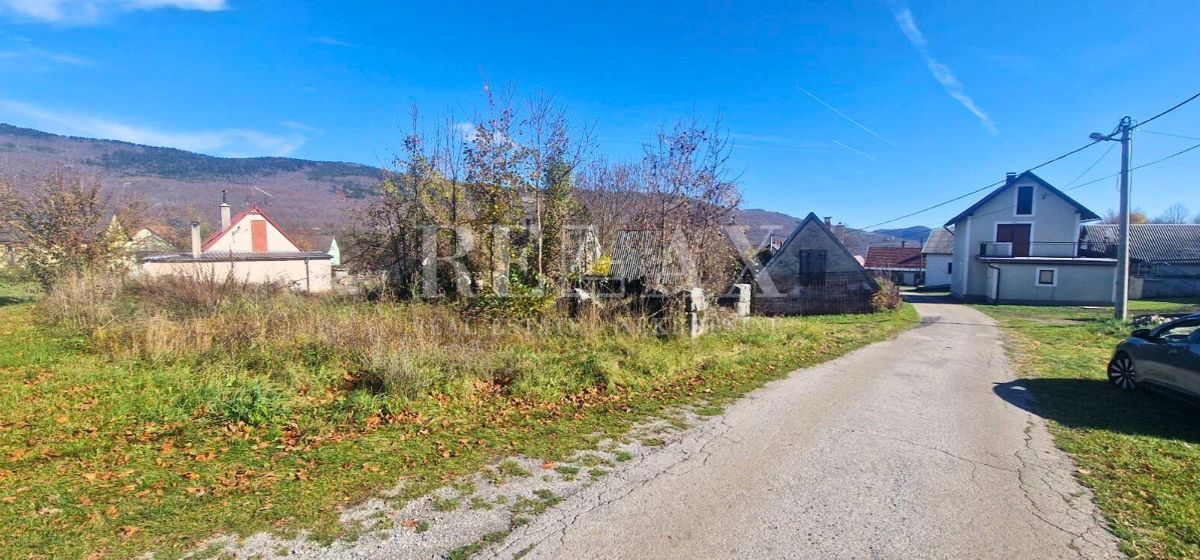 Krasno - hiša za prenovo z zemljiščem in dvema objektoma