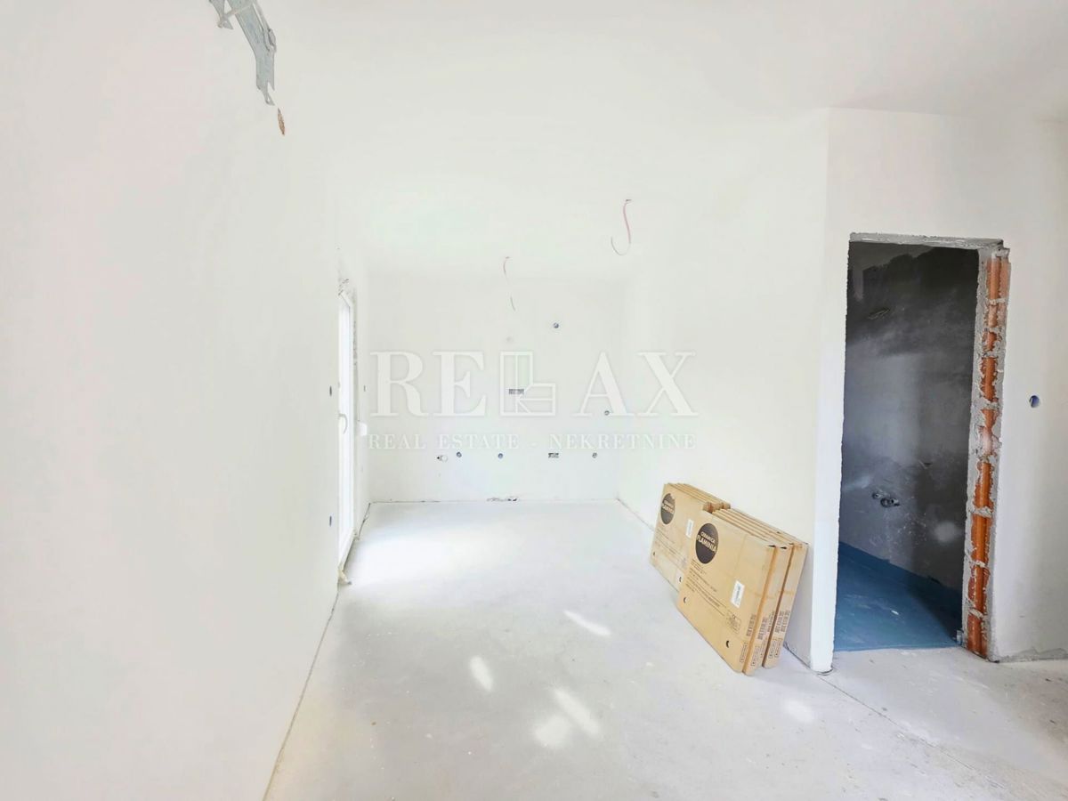 Crikvenica - apartma z veliko teraso, parkirišče