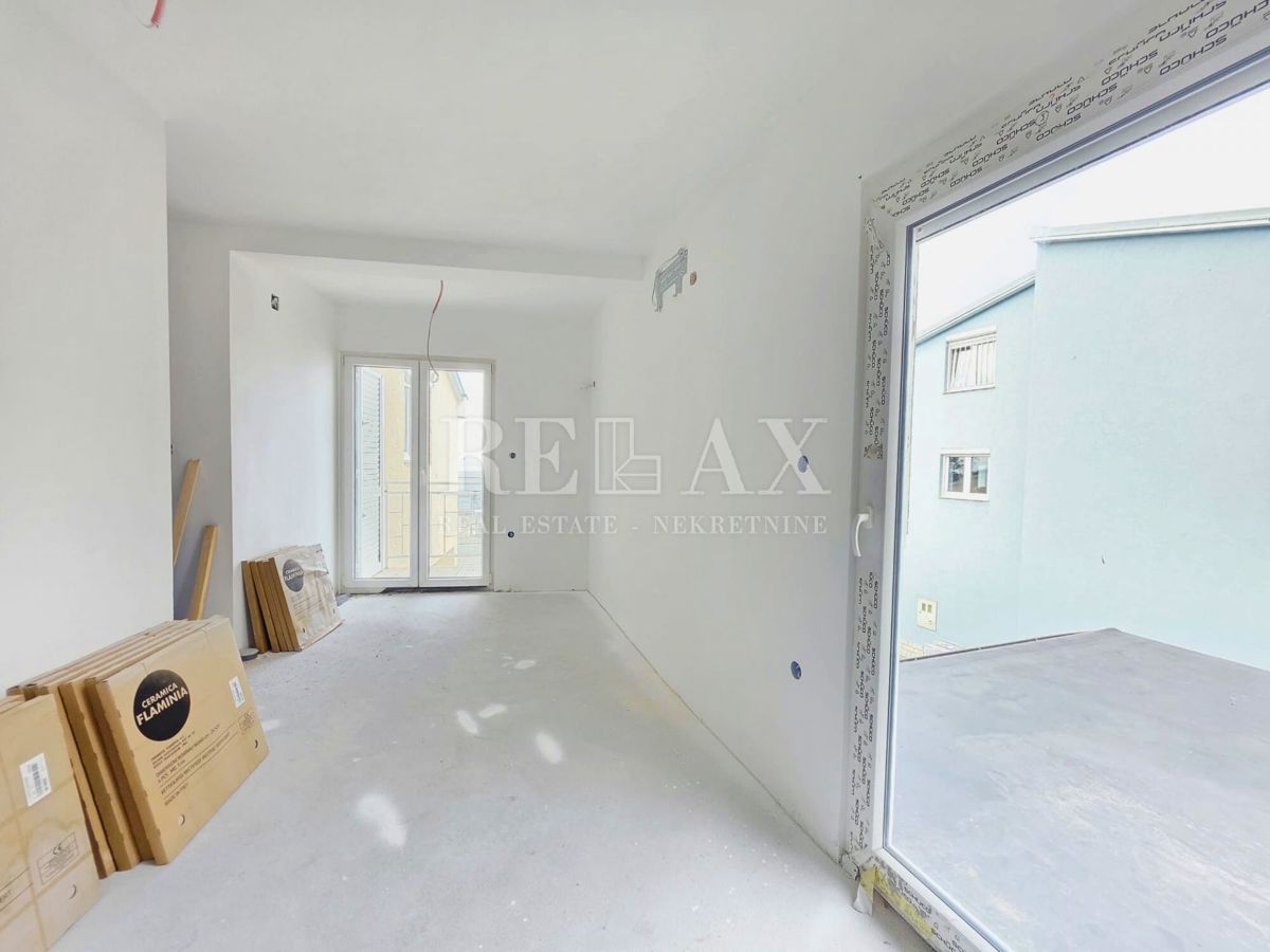 Crikvenica - apartma z veliko teraso, parkirišče