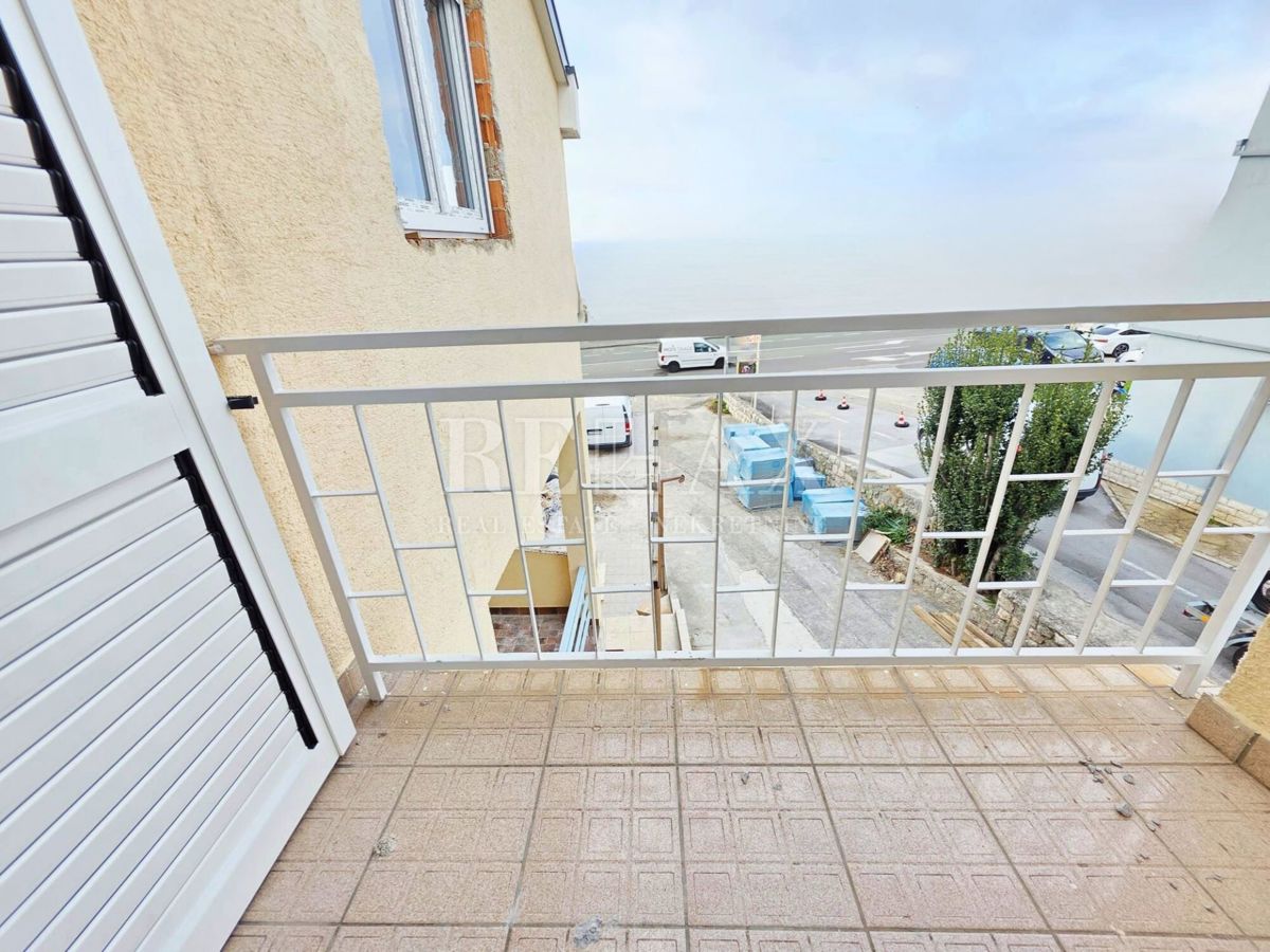 Crikvenica - apartma z veliko teraso, parkirišče