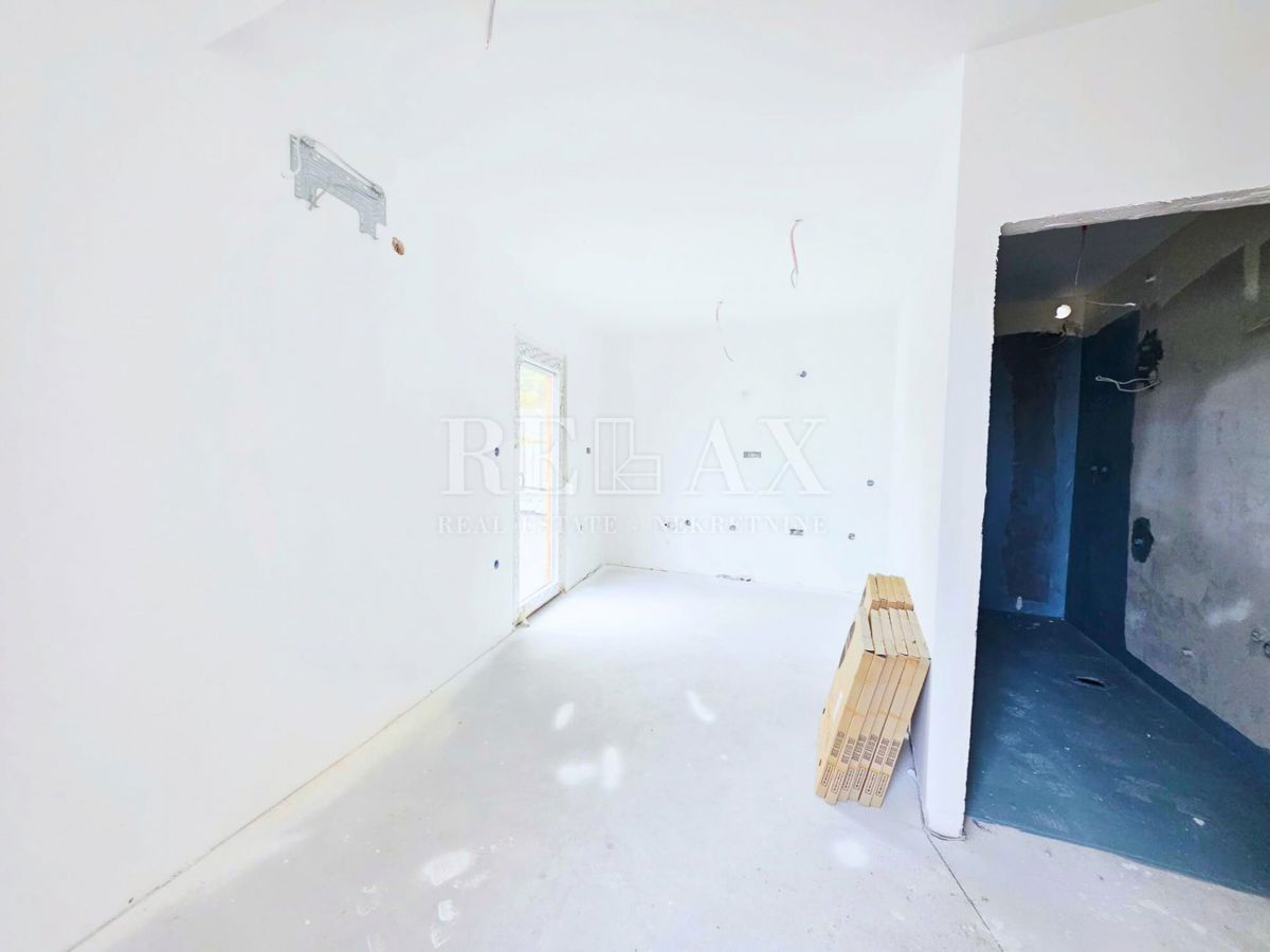 Crikvenica - apartma z veliko teraso, parkirišče