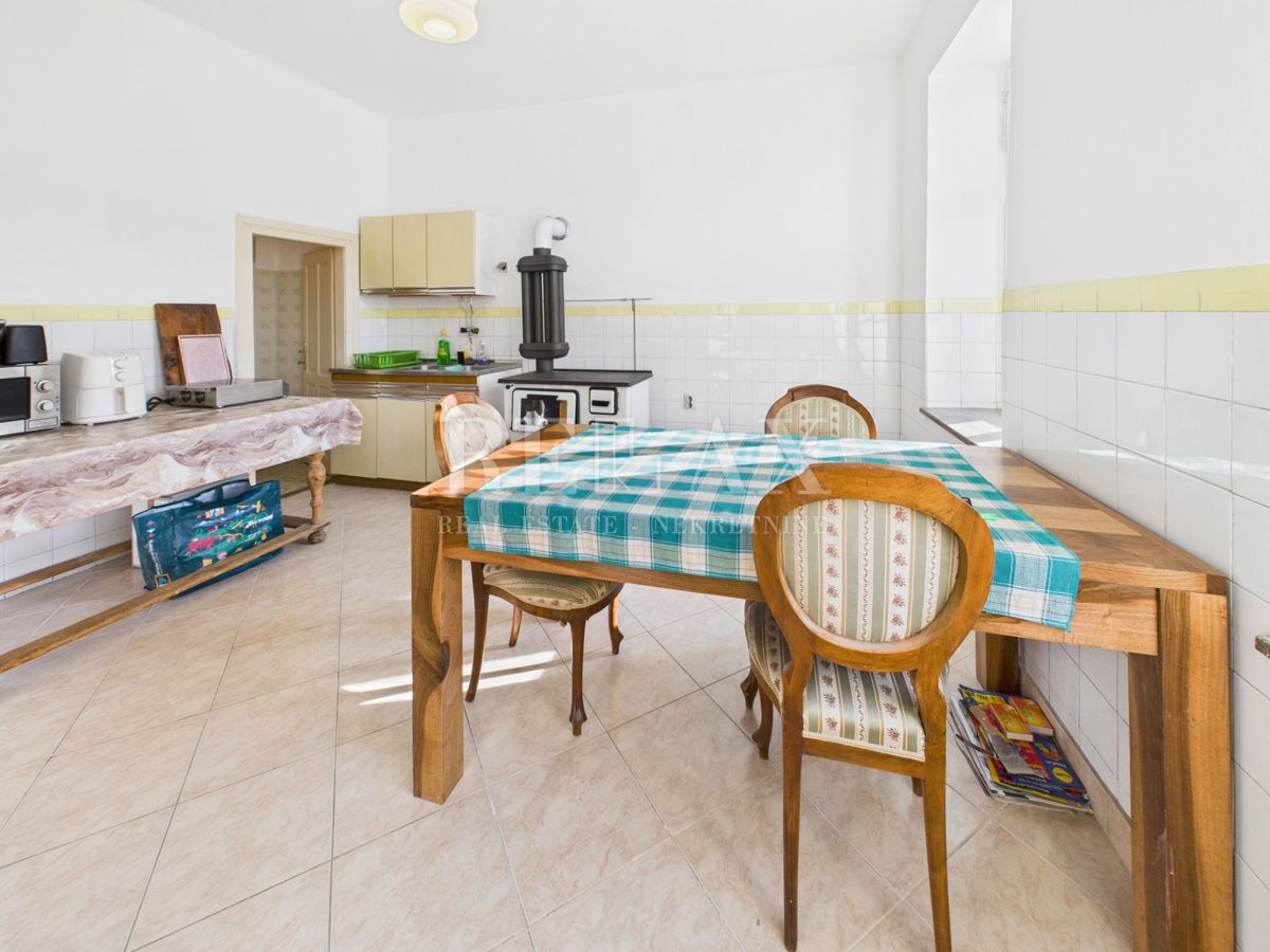 Bribir - avtentična hiša z vrtom