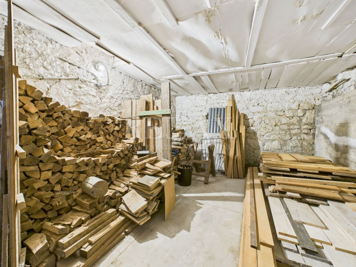 Bribir - avtentična hiša z vrtom