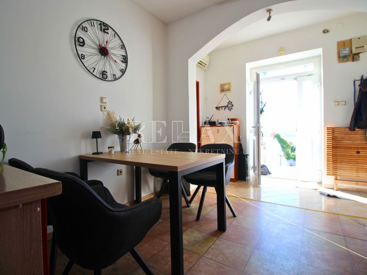 Jadranovo - samostojna hiša s 3 apartmaji