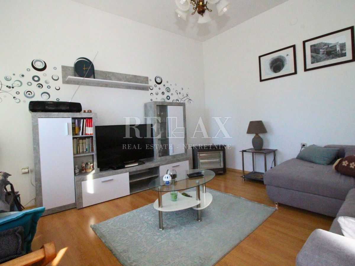 Jadranovo - samostojna hiša s 3 apartmaji