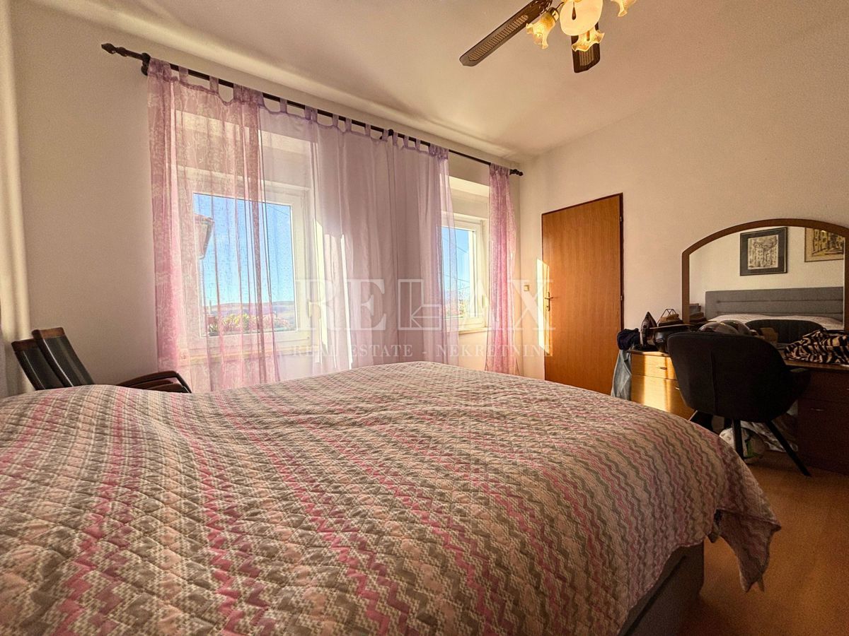 Jadranovo - samostojna hiša s 3 apartmaji