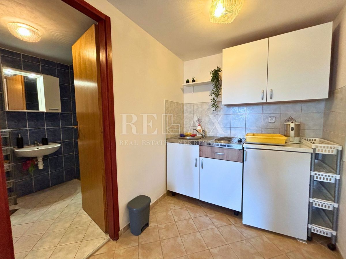 Jadranovo - samostojna hiša s 3 apartmaji