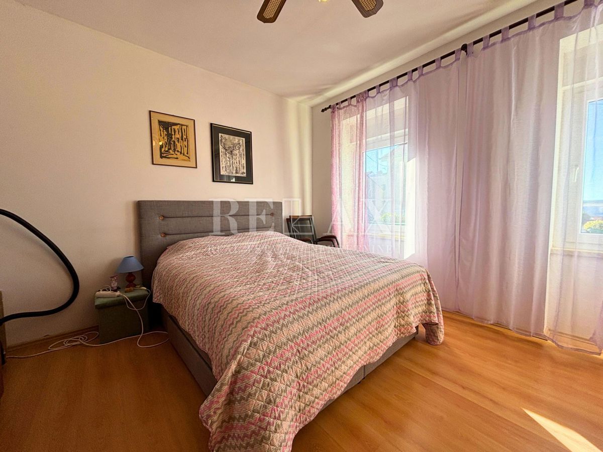 Jadranovo - samostojna hiša s 3 apartmaji