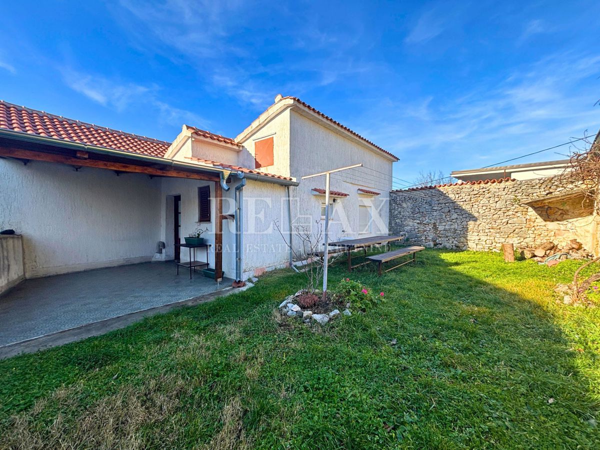 Jadranovo - samostojna hiša s 3 apartmaji