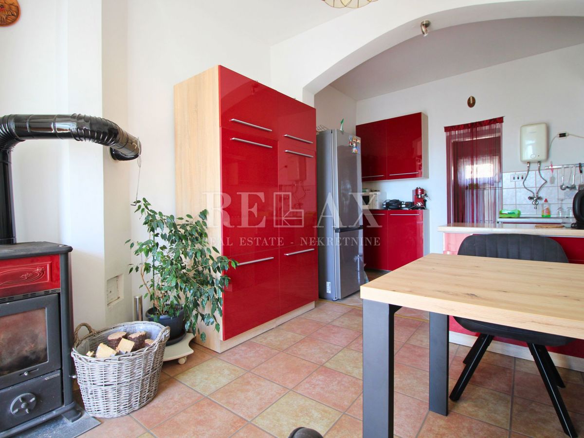 Jadranovo - samostojna hiša s 3 apartmaji