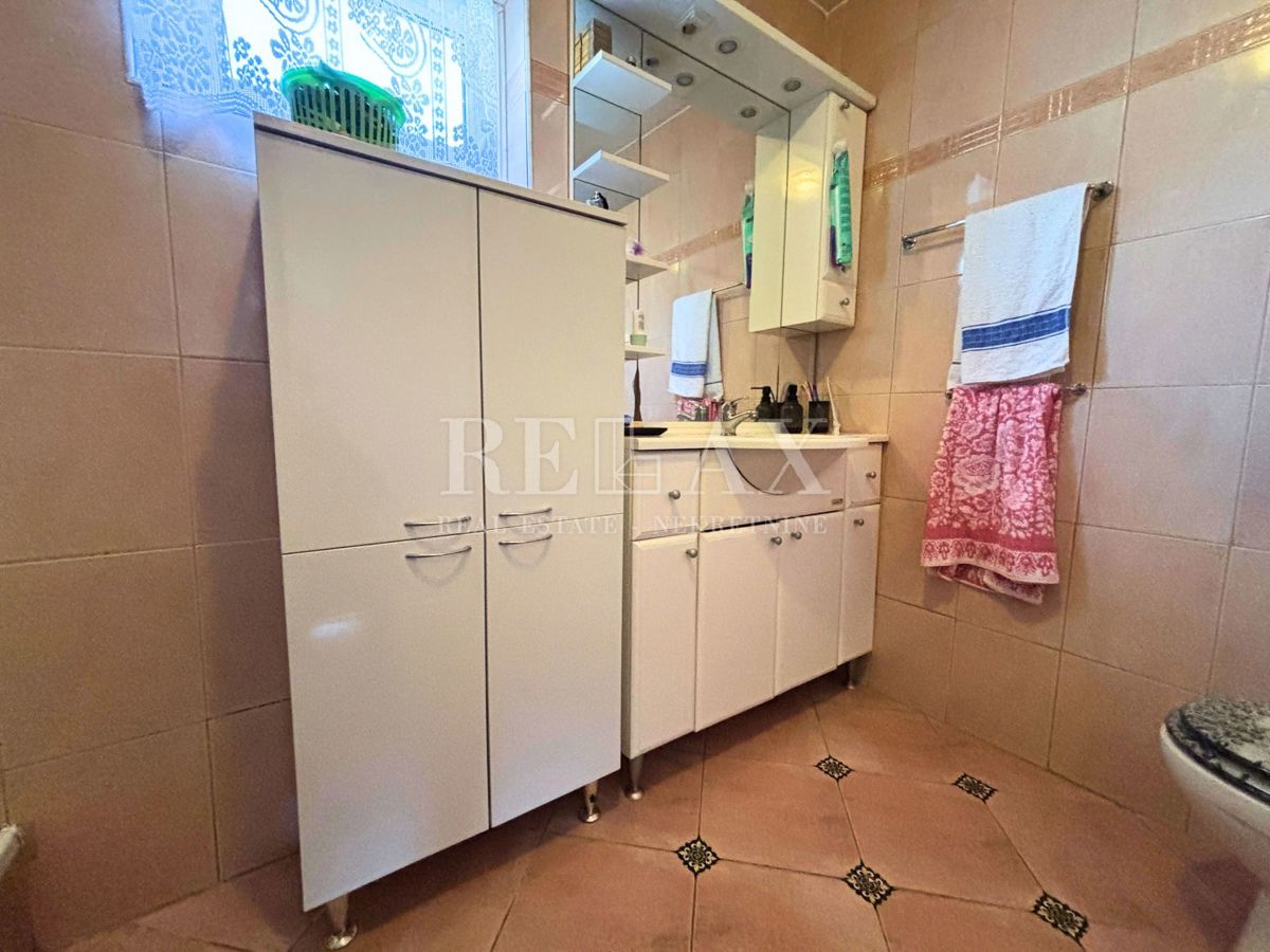 Jadranovo - samostojna hiša s 3 apartmaji