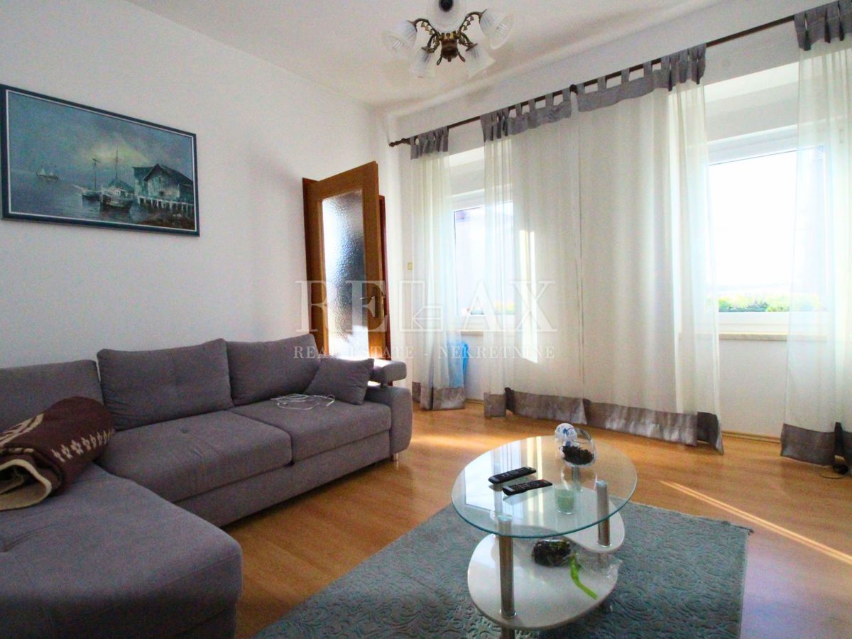 Jadranovo - samostojna hiša s 3 apartmaji