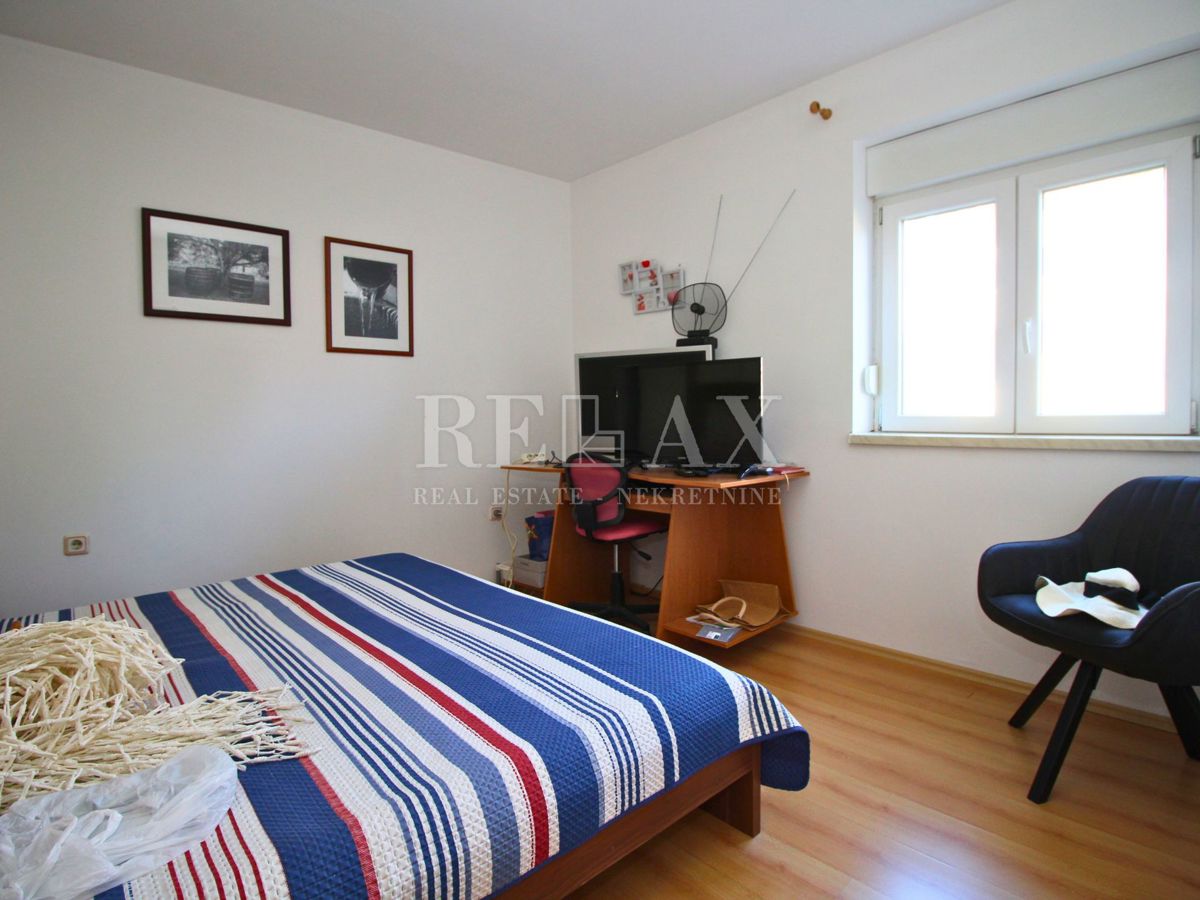 Jadranovo - samostojna hiša s 3 apartmaji