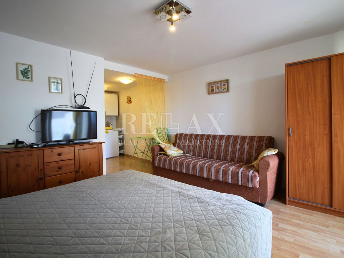 Jadranovo - samostojna hiša s 3 apartmaji