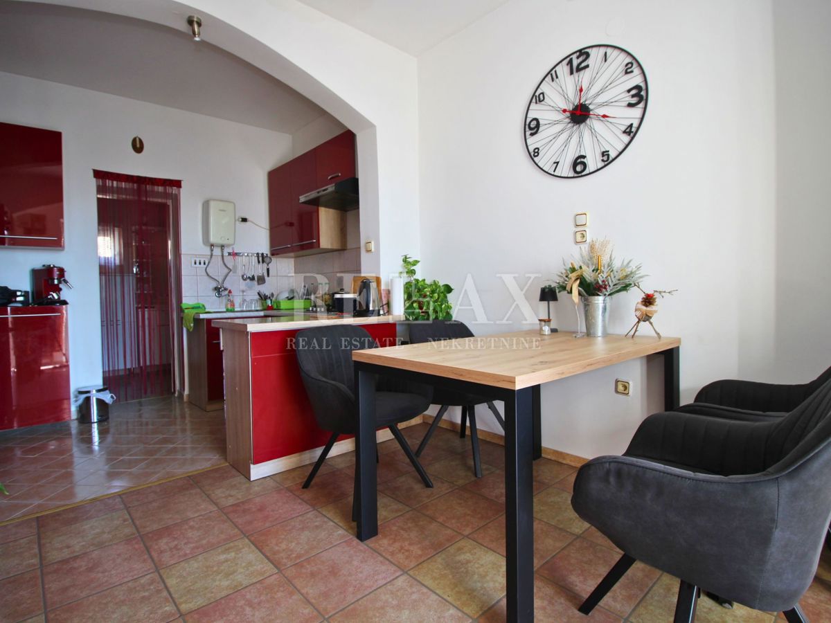 Jadranovo - samostojna hiša s 3 apartmaji