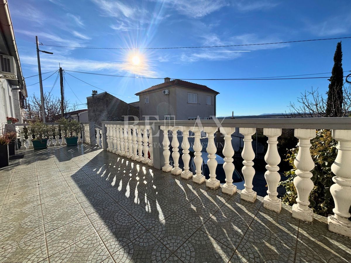 Jadranovo - samostojna hiša s 3 apartmaji