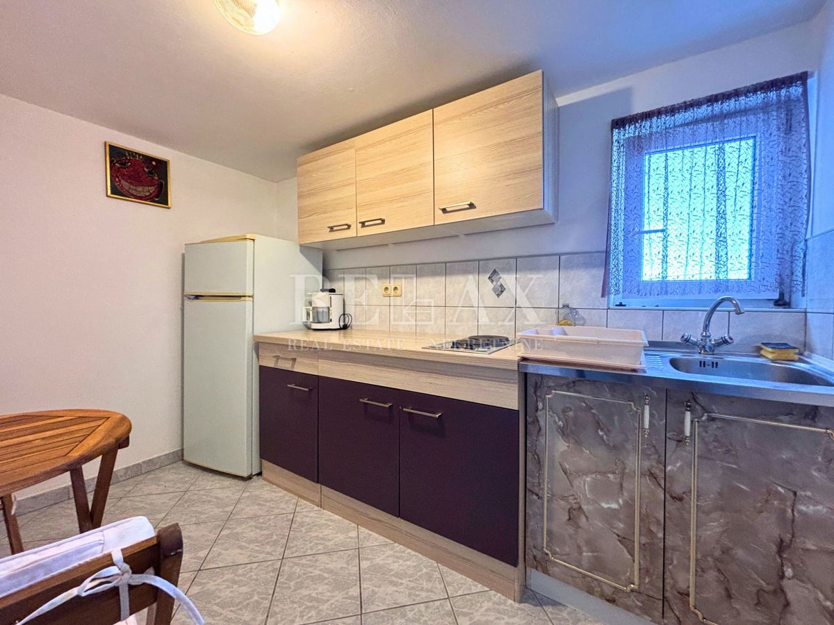 Jadranovo - samostojna hiša s 3 apartmaji