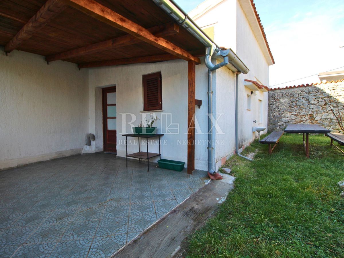 Jadranovo - samostojna hiša s 3 apartmaji