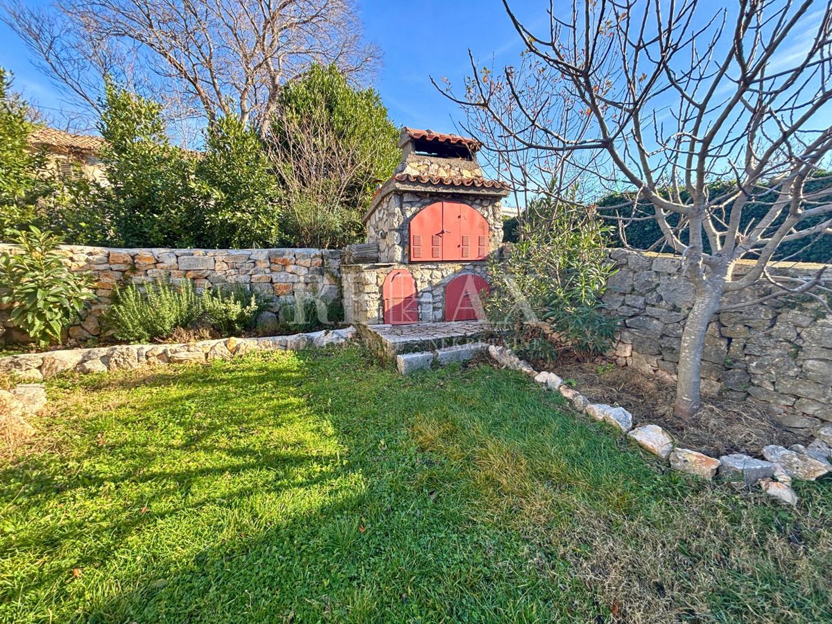 Jadranovo - samostojna hiša s 3 apartmaji