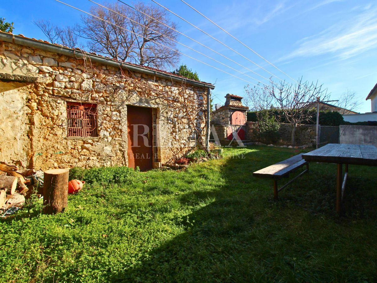 Jadranovo - samostojna hiša s 3 apartmaji