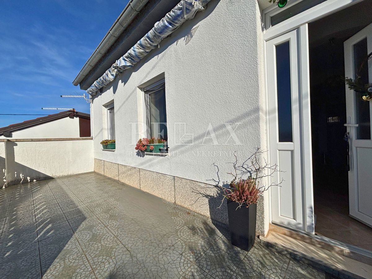 Jadranovo - samostojna hiša s 3 apartmaji