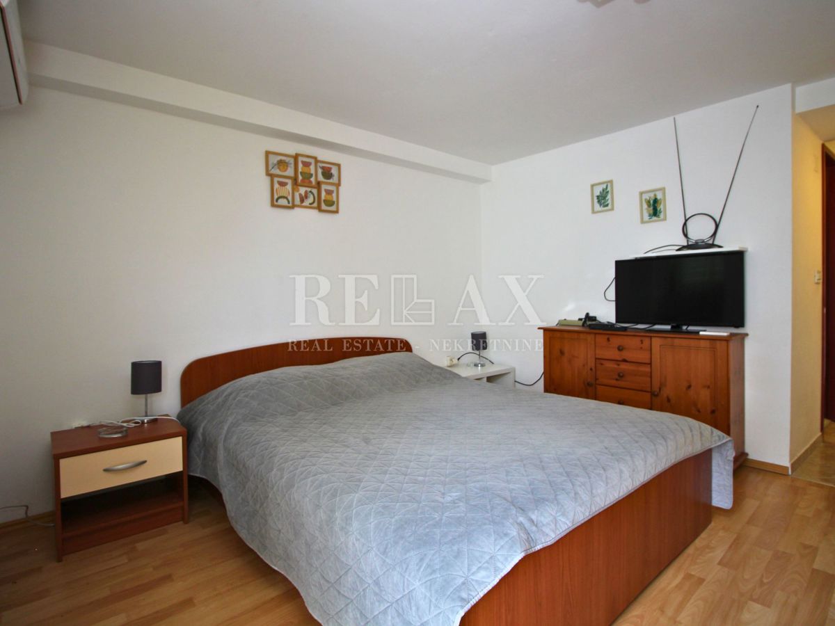 Jadranovo - samostojna hiša s 3 apartmaji