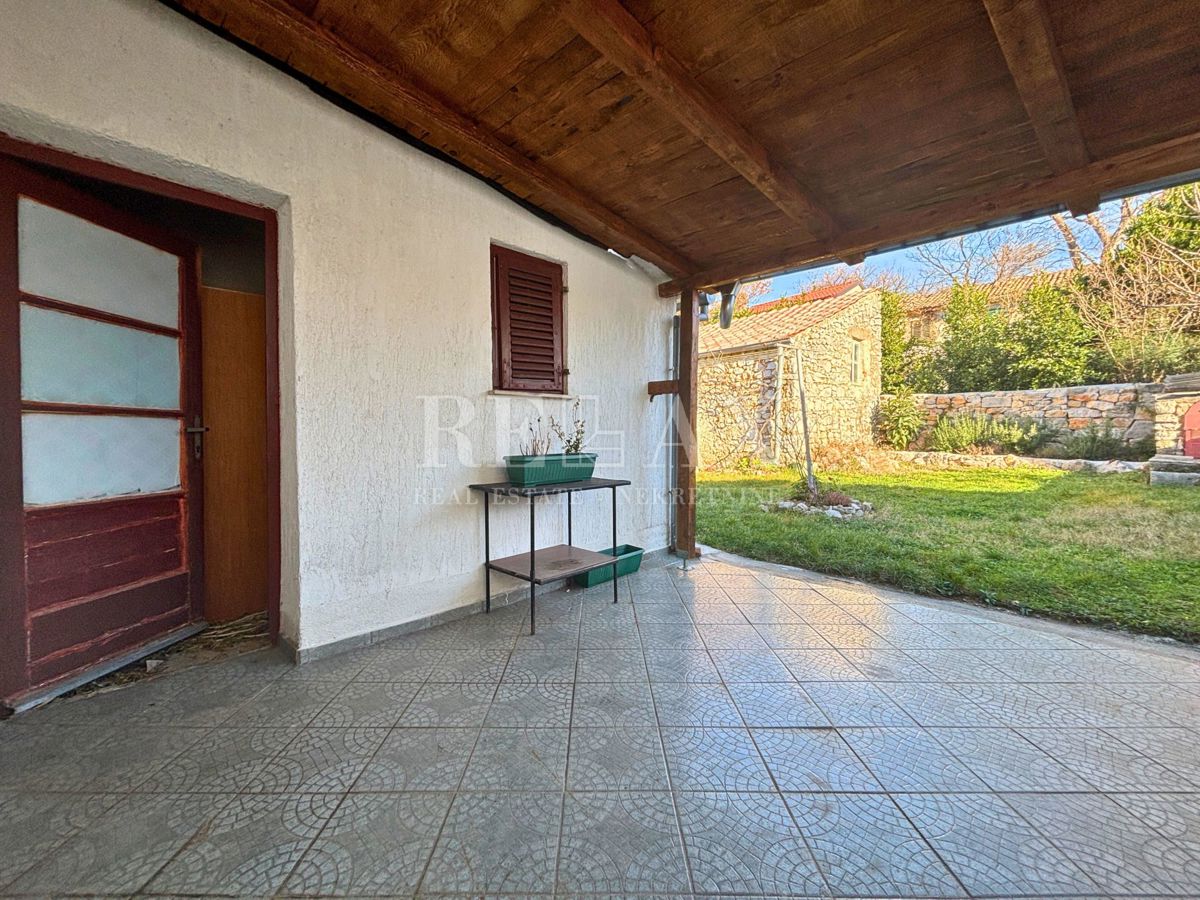 Jadranovo - samostojna hiša s 3 apartmaji