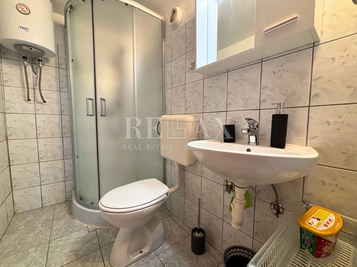 Jadranovo - samostojna hiša s 3 apartmaji