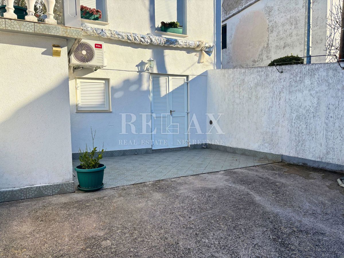 Jadranovo - samostojna hiša s 3 apartmaji