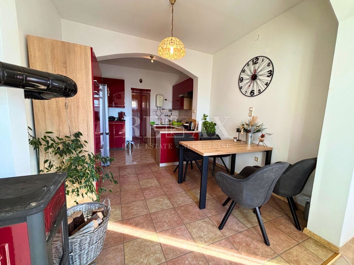 Jadranovo - samostojna hiša s 3 apartmaji